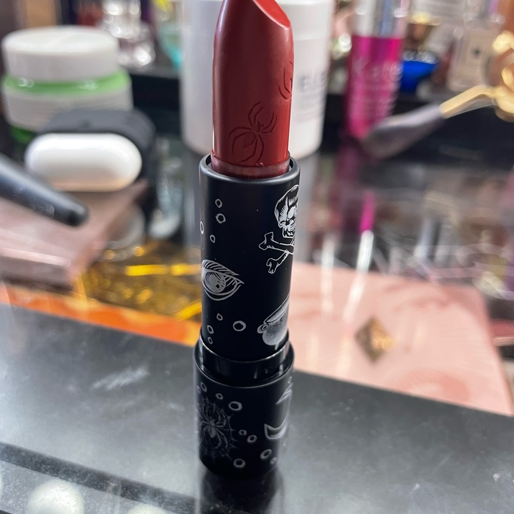Coil or pop Hocus Pocus lipstick in Winnie